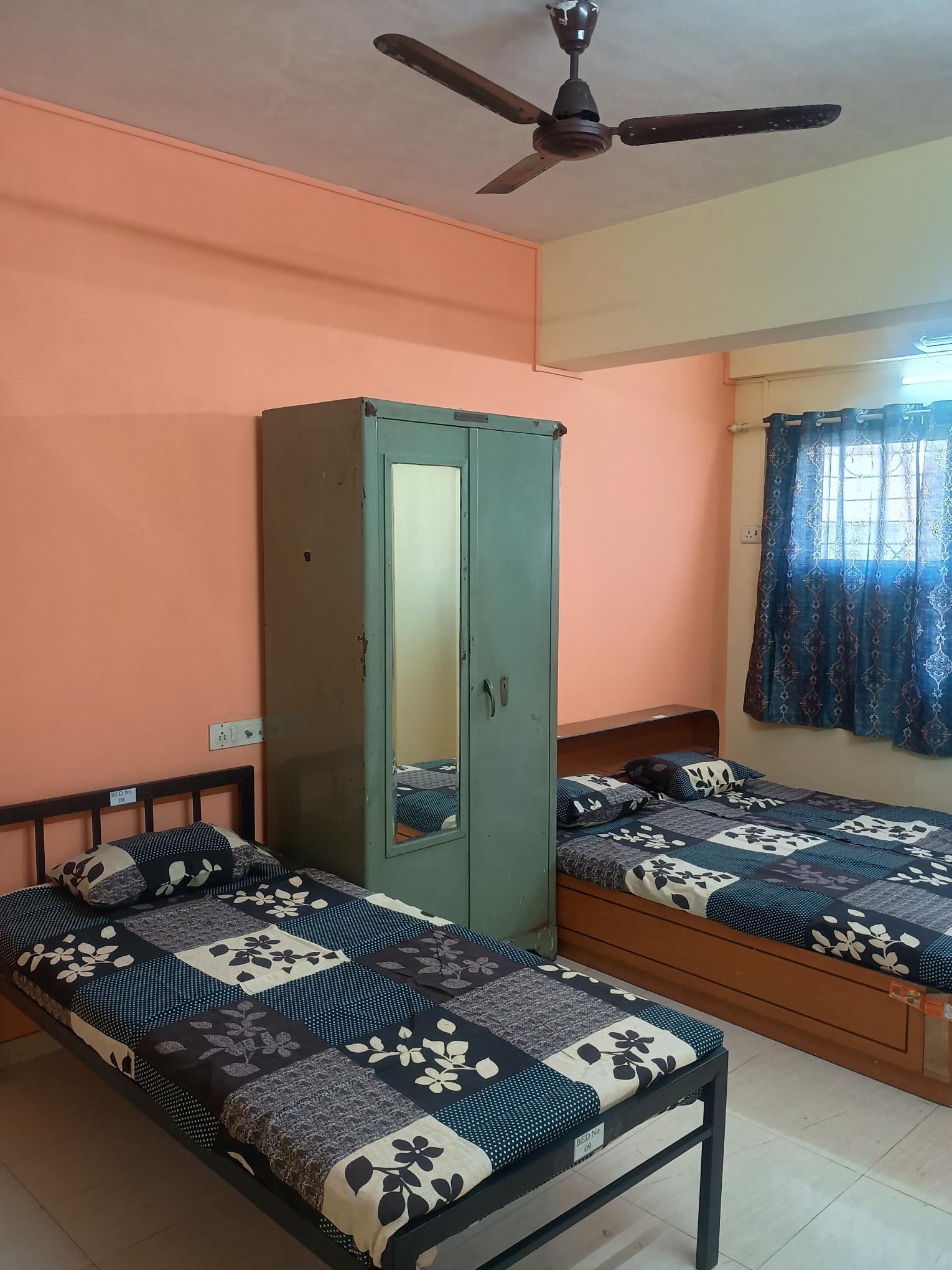 Girls PG bedroom in Goregaon East Mumbai for working women